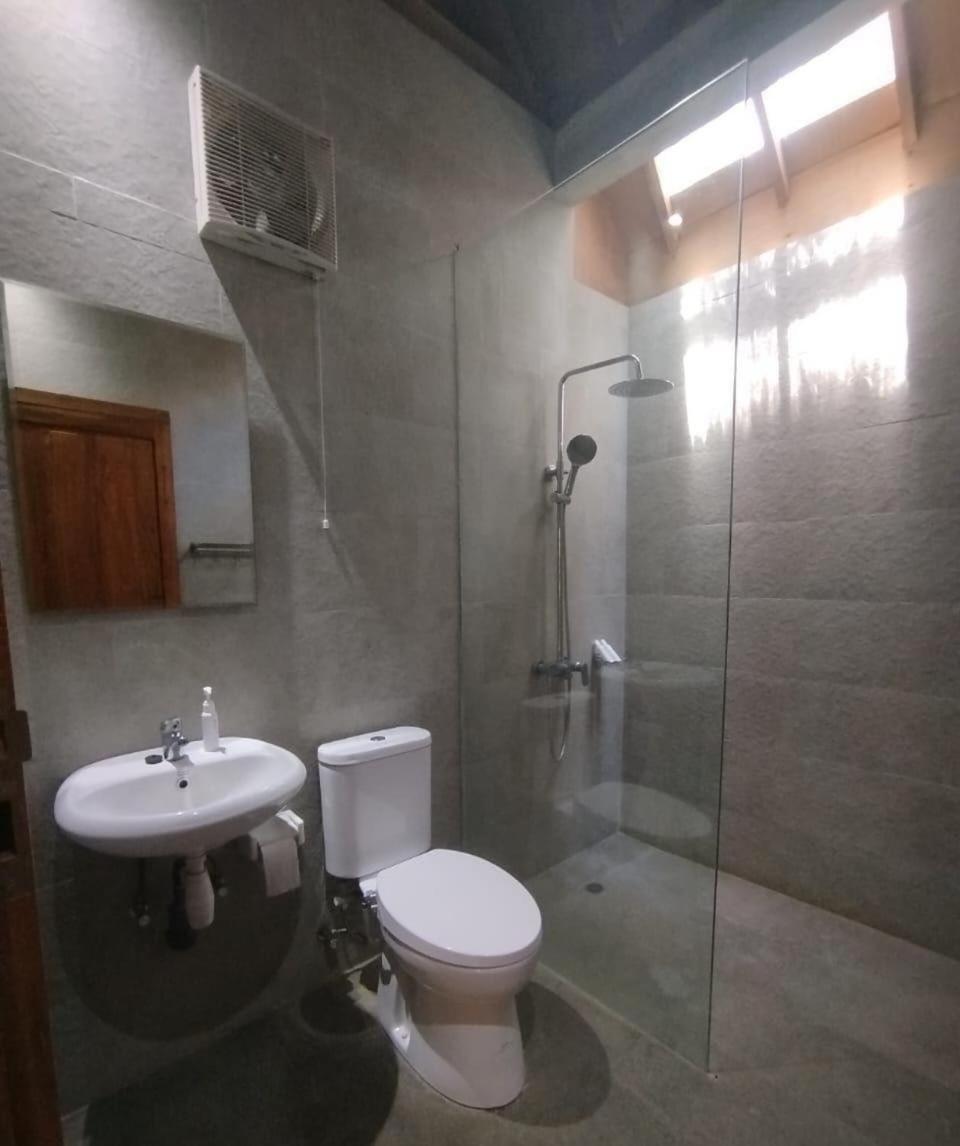 Villa Lova Sambirenteng Gretek Exteriör bild